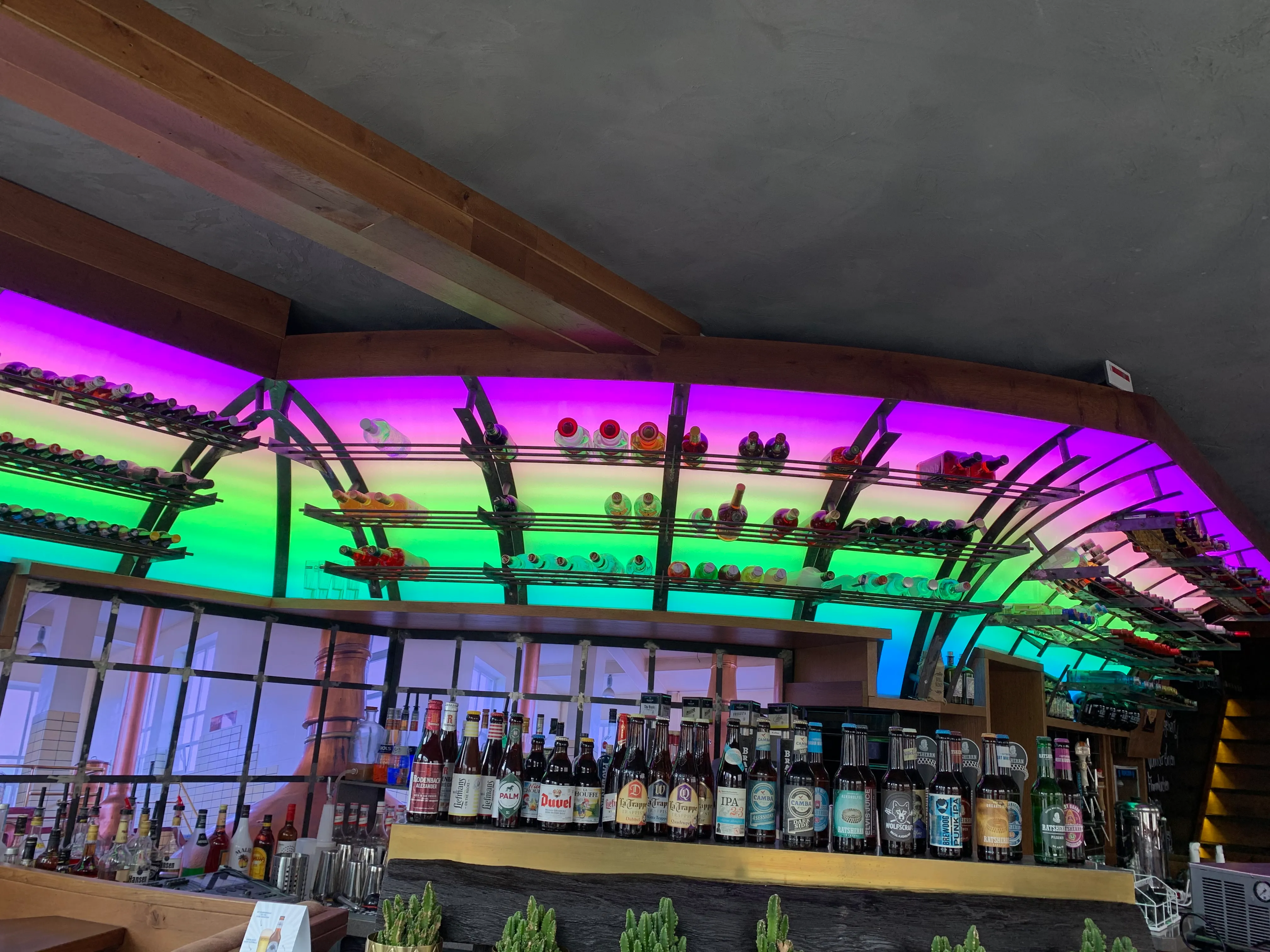Fest installierte farbige LED-Beleuchtung in einem Barbereich