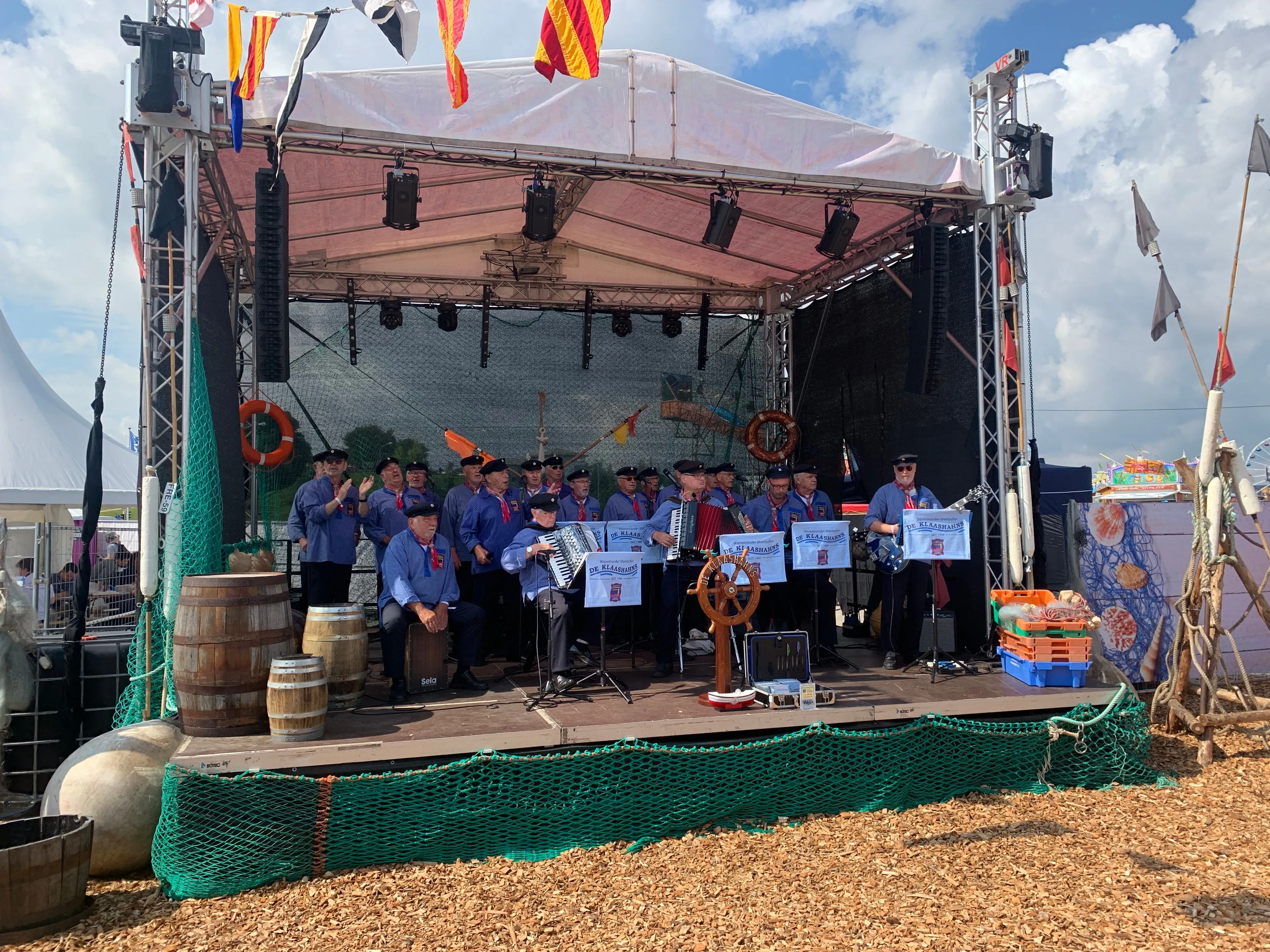 Ausgestattete Open-Air-Bühne bei der Hanse Sail
