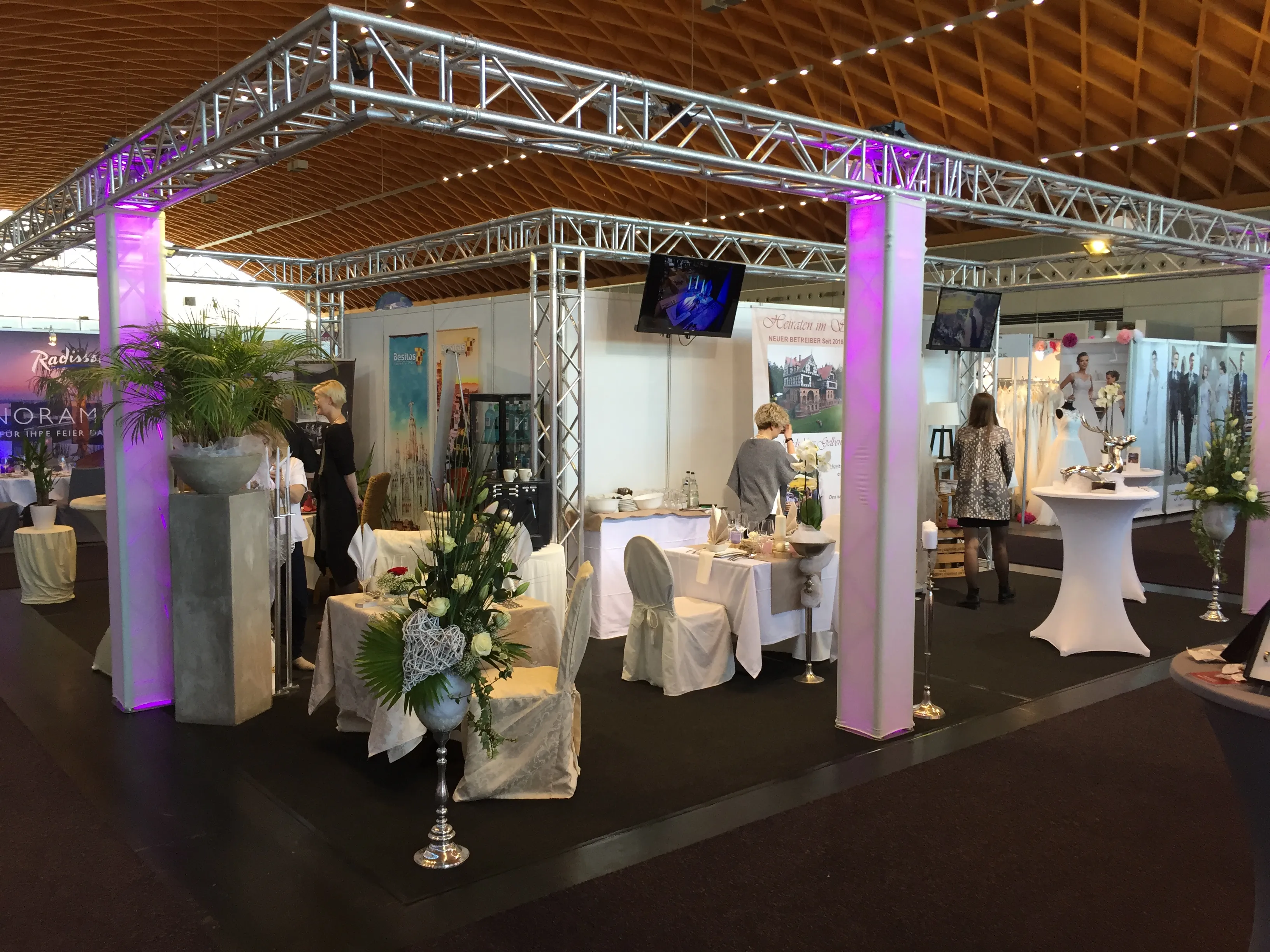 Beleuchteter Messestand auf einer Hochzeitsmesse