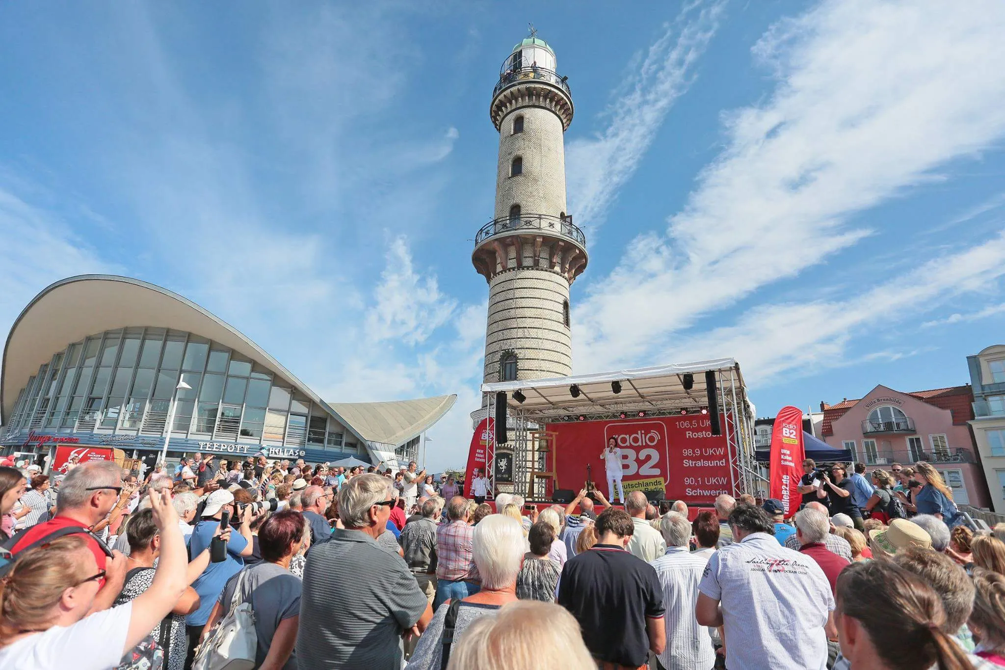 Open-Air-Bühne vor dem Warnemünder Leuchtturm mit Publikum