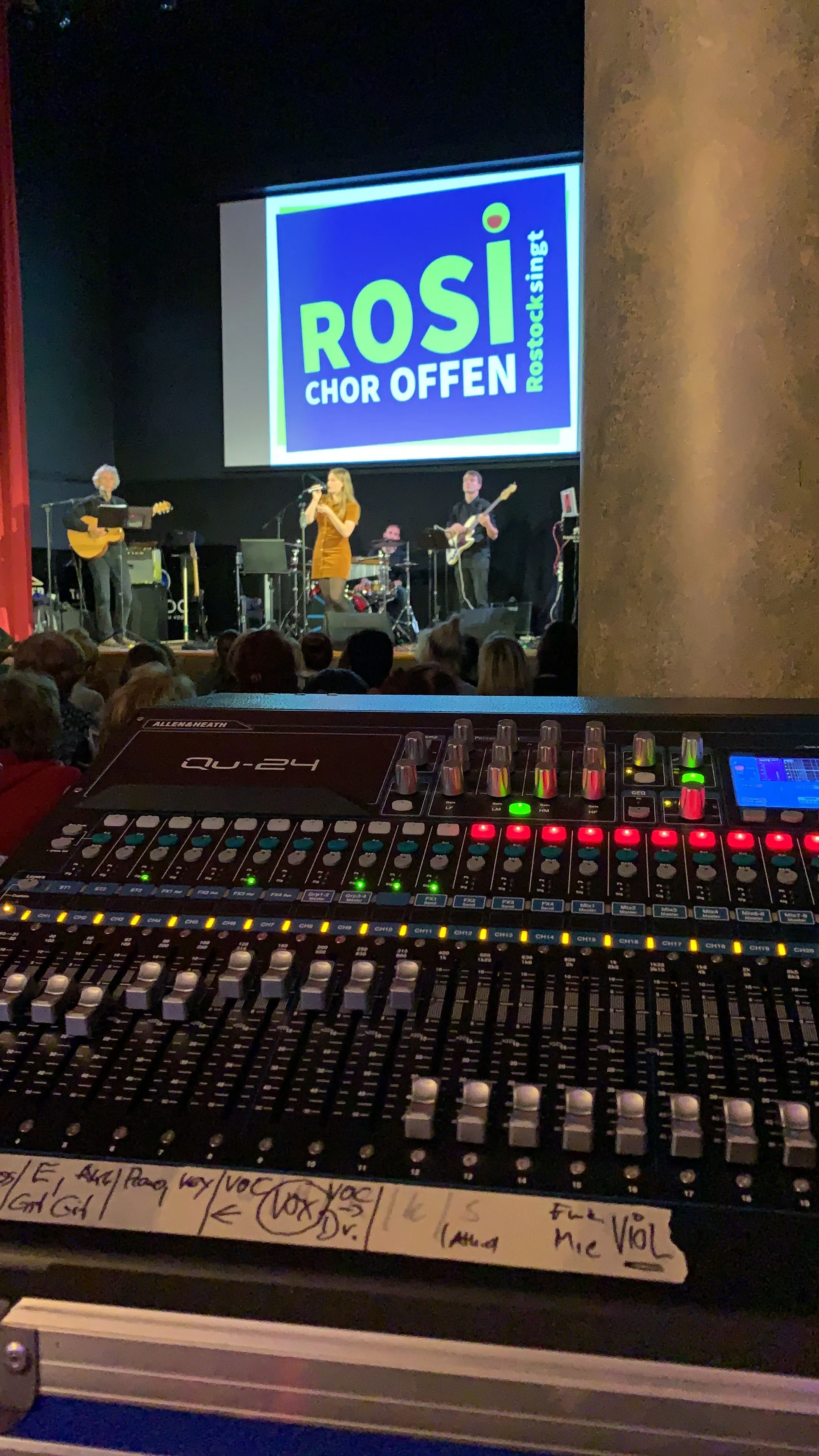Digitales Mischpult während einer Live-Veranstaltung