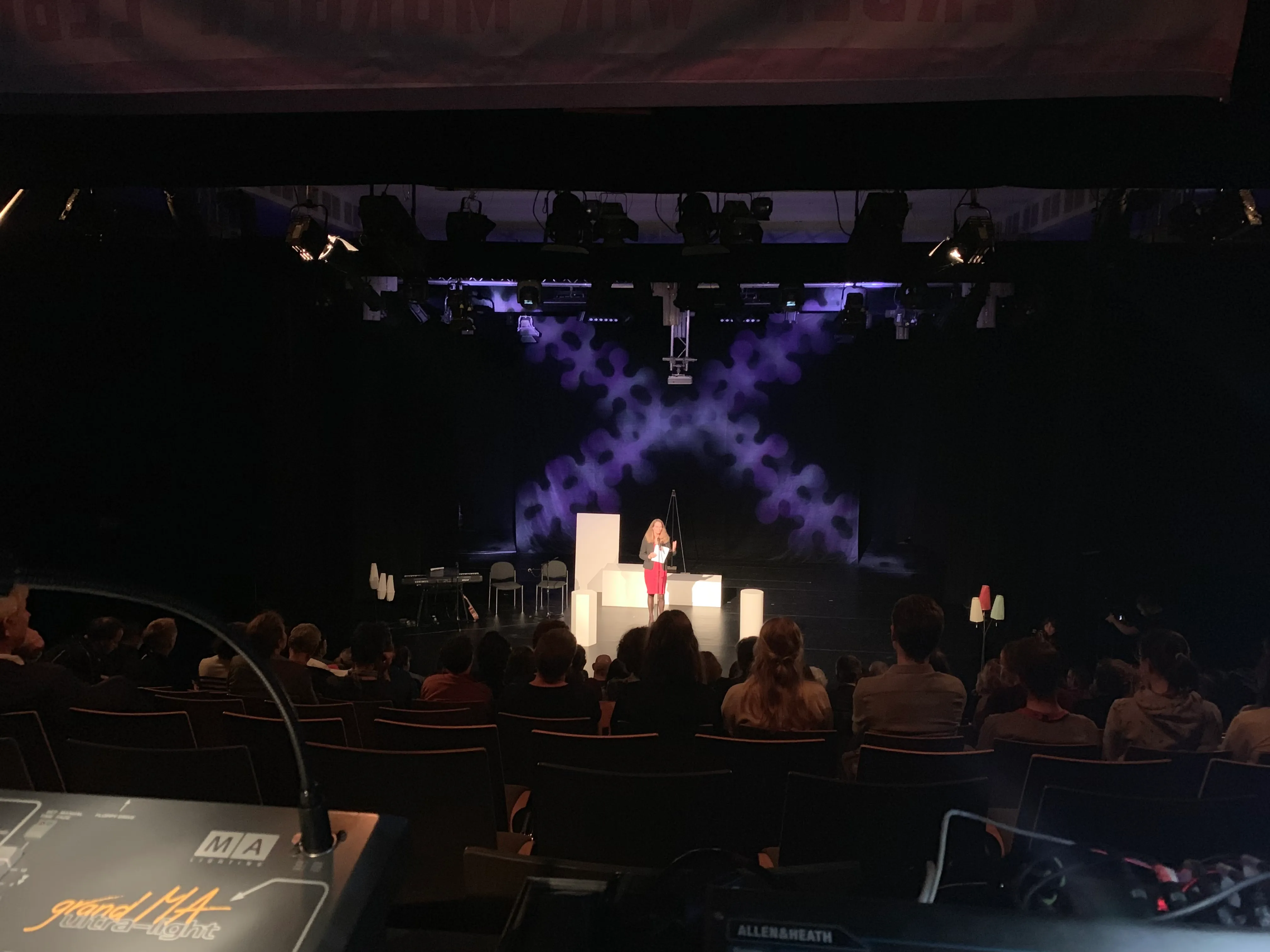 Beleuchtete Theaterbühne aus der Perspektive des Technikplatzes