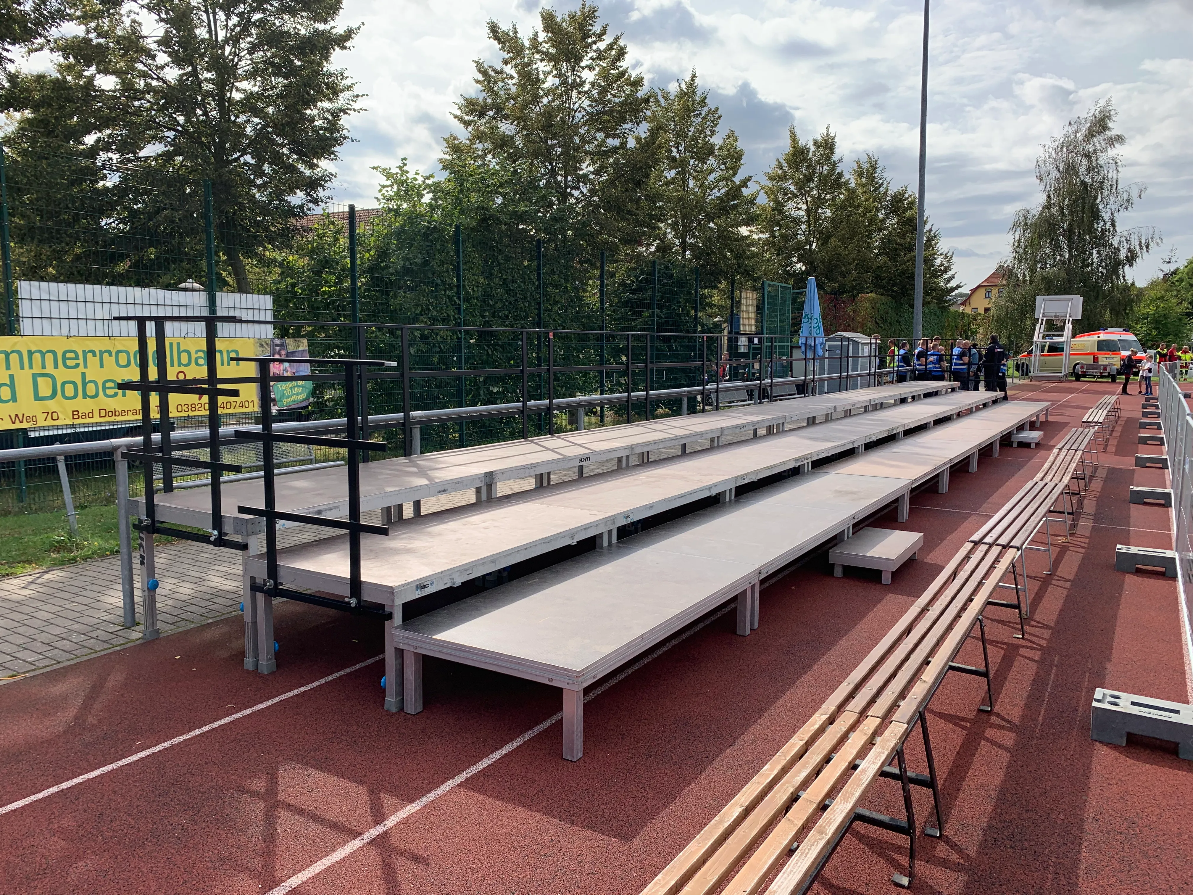 Temporäre Zuschauertribüne an einem Fußballplatz
